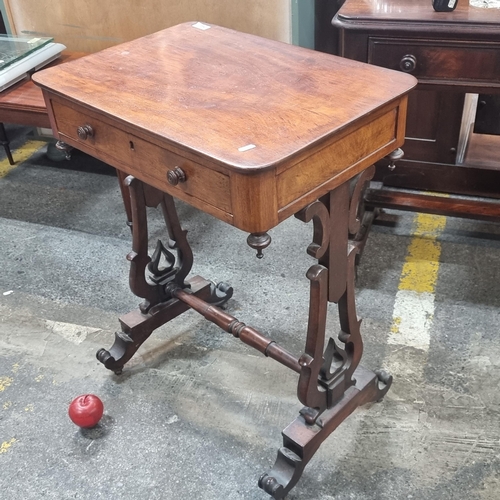 540 - Star lot : A very elegant William IV, mahogany table. Featuring a neat drawer and very beautifully t... 