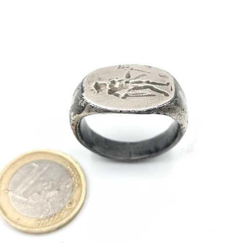 57 - An ancient very exciting Greek silver ring, with engraved mount. Circa 300-100 B.C. Size: V. Weight:... 