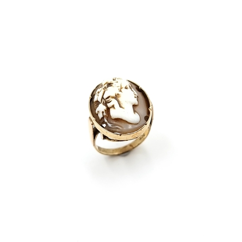 6 - A fine example of a Victorian 9 carat Gold Cameo ring, featuring a Victorian bust female courtier ce... 