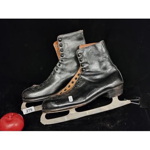 275 - A pair of Simlam Three Hundred vintage ice skates. In a Men's UK10.5. Featuring the Pathfinder model... 