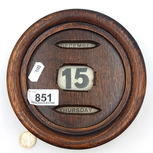 851 - A Super 1930s turned wood calendar with manual turn winders on the side for Month, date and day all ... 