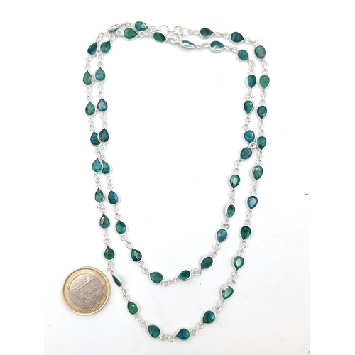 860 - A very regal looking natural Emerald necklace, consisting of facet cut teardrop green emeralds set i... 