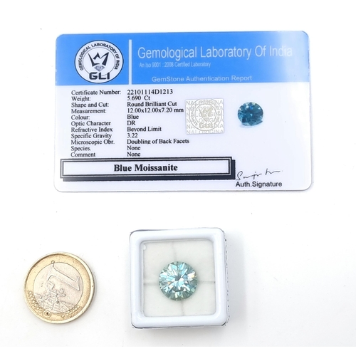 862 - A stunning round brilliant cut blue ocean Moissanite, 5.690 carats. New from the gemstone company, c... 