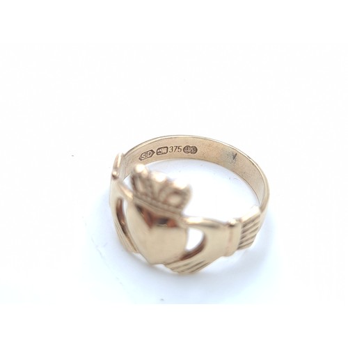 7 - A very pretty 9 carat Gold antique hallmarked Claddagh ring. Ring size: J Weight: 2 grams.