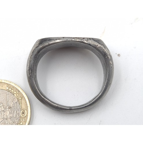 57 - An ancient very exciting Greek silver ring, with engraved mount. Circa 300-100 B.C. Size: V. Weight:... 