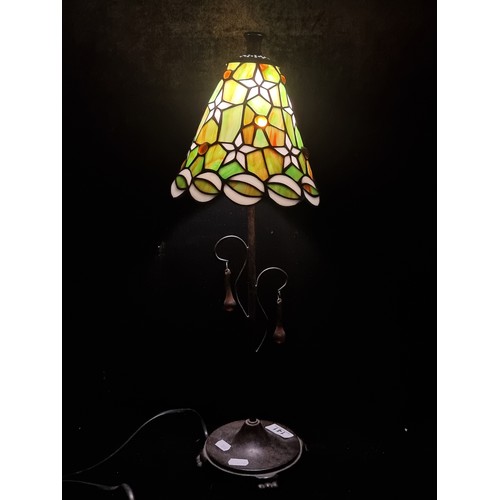 141 - An elegant tall Tiffany style table lamp with green and white panels as well as teardrop glass penda... 