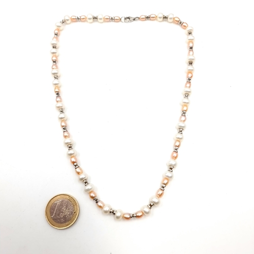 434 - A very pretty graduated natural pearl necklace, with white and champagne lustre pearls. 
Length: 42 ... 