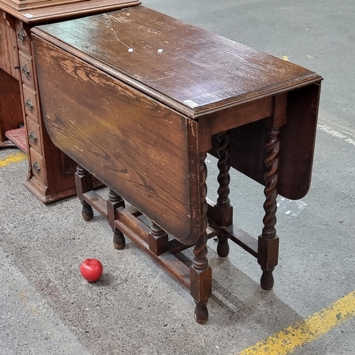 471 - A handsome Victorian drop leaf table with two drop panels and extendable supports. Featuring barley ... 