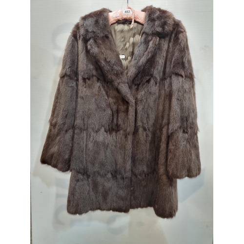 482 - A beautiful, vintage fur coat in a glossy brown mink fur. A very luxurious example with a brown an s... 