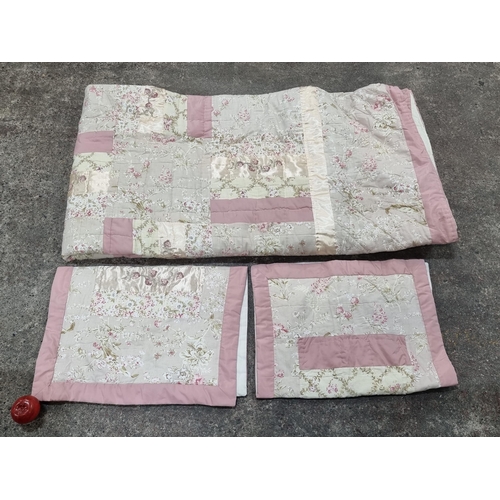 516 - A charming double bed set comprising of a large thick throw and pillowcases featuring a floral desig... 