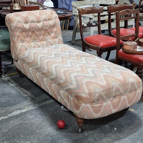 533 - A very attractive vintage button back chaise lounge, upholstered in fantastic pastel colourway. On o... 