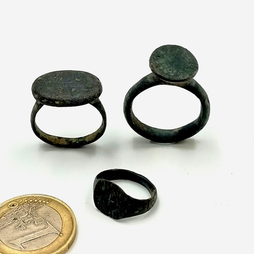 756 - A collection of three ancient Roman rings with mounted emblems in sizes R, O and A.
Total weight: 17... 