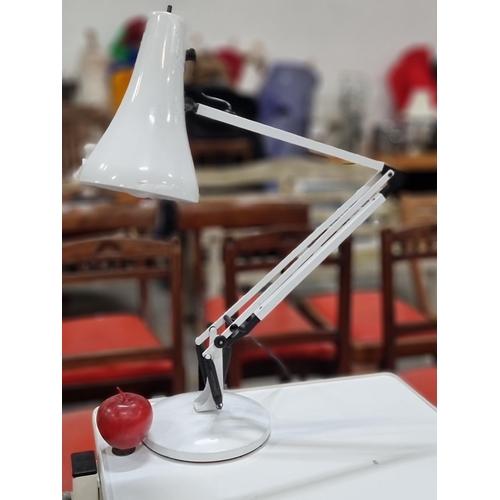 547 - A good quality vintage Anglepoise desk lamp, model 90. With articulated stem, lightbulb, three-pin p... 