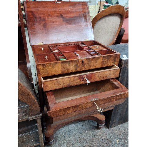 464 - Star lot :  A magnificent Georgian work table in burl walnut. Featuring a hinged top with beautiful ... 