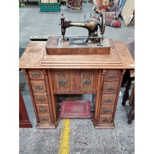 470 - Star lot : A fabulous rare antique Singer sewing machine dating to c. 1910. With a sewing machine dr... 