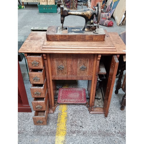 470 - Star lot : A fabulous rare antique Singer sewing machine dating to c. 1910. With a sewing machine dr... 