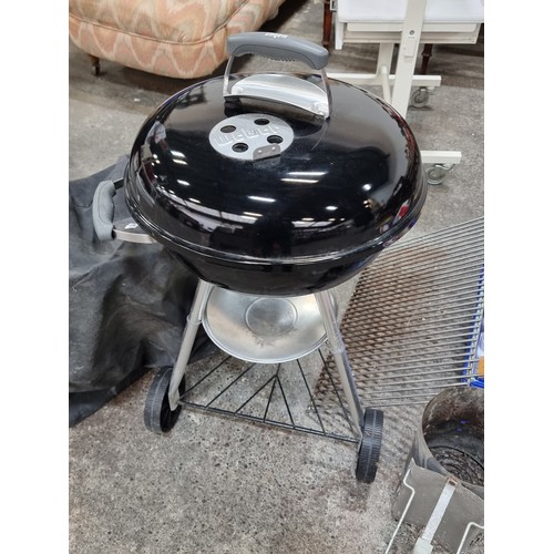 544 - A great barbecue lot comprising of a Weber 47cm Compact Kettle Charcoal Barbecue on wheels with a li... 