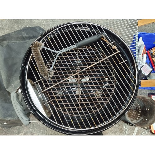 544 - A great barbecue lot comprising of a Weber 47cm Compact Kettle Charcoal Barbecue on wheels with a li... 