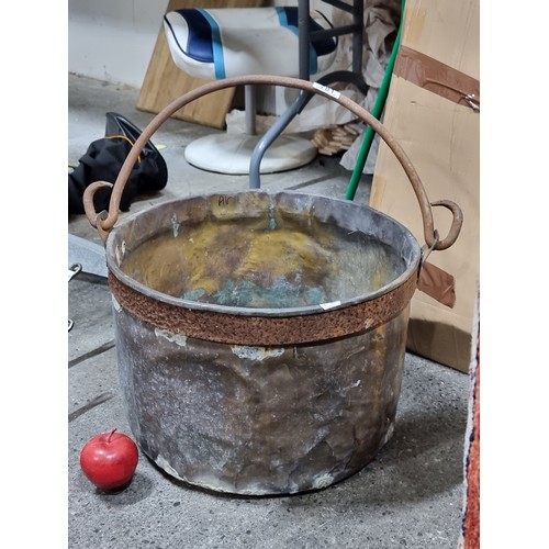 781 - A large 18th century hammered copper fireside bucket with carry handle.