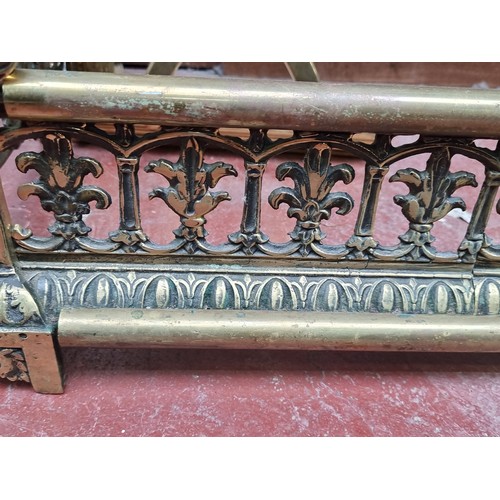 311 - A large country house heavy super quality antique fire fender in brass. Featuring a fleur-de-lys lam... 