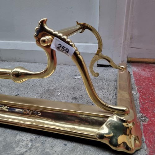 259 - An elegant brass fire fender with curvilinear detail. Internal dimensions W105cm x D30cm, overall ex... 