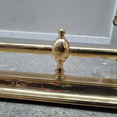 259 - An elegant brass fire fender with curvilinear detail. Internal dimensions W105cm x D30cm, overall ex... 