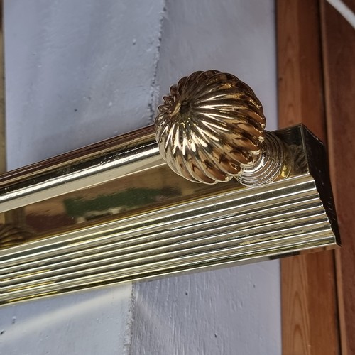 332 - An elegant brass fire fender with fluted and graduated detail. External W137cm X D38cm. Internal W12... 