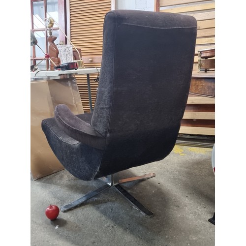 619 - Star lot : A fabulous swivel chair by Spanish designer brand FAMA in the ''Swing'' model. This is a ... 