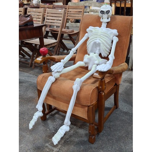 566 - A full size plastic model skeleton. A great lightweight example perfect for hanging or display at ho... 