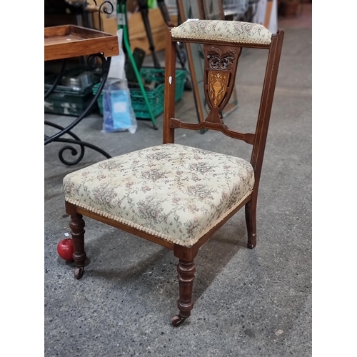 768 - A very elegant Edwardian occasional chair. Featuring a pierced backrest with marquetry inlay. Uphols... 