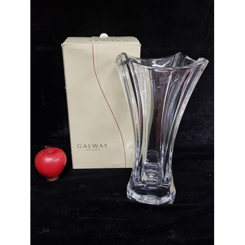 215 - A very elegant and heavy quality Galway Crystal 'Dune' vase. H29cm. In very good condition and in or... 