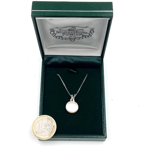 30 - A stunning very pretty 9ct white gold and diamonds Mother of Pearl set pendant and chain. Length of ... 
