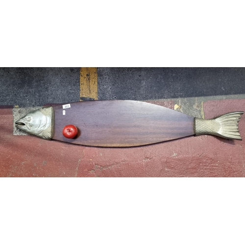 311 - An impressive extra salmon plaque - Featuring a wooden base and a cast metal Fish head and tail deta... 