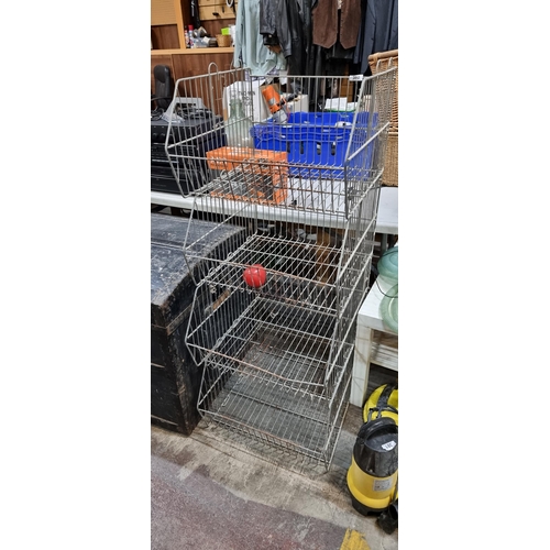 380 - A four-tiered wire metal display shelf. Ideal for storage of tools, logs and other DIY or garden ite... 