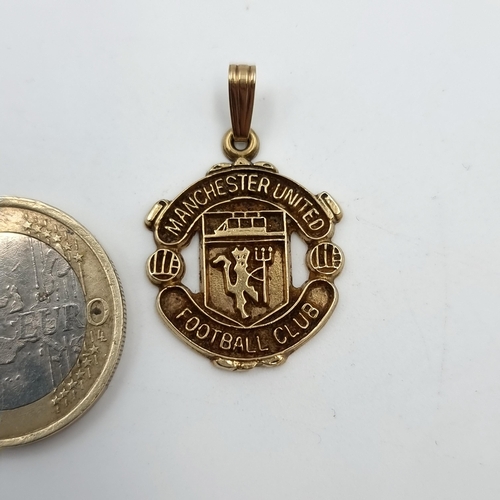 45 - A 9 carat Gold Manchester United medallion pendant. Weight: 3.24 grams.