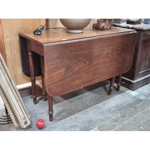 461 - A lovely Edwardian mahogany dropleaf table. A well made example with lightly turned legs. Featuring ... 