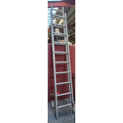 474 - An extendable chrome ladder with 20 steps fully extended. H: 310cm.