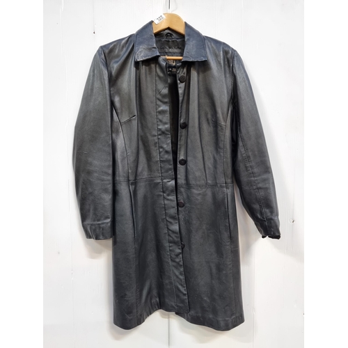 322 - A very stylish genuine leather women's coat in black, made by the Valley Collection. Labelled size 1... 