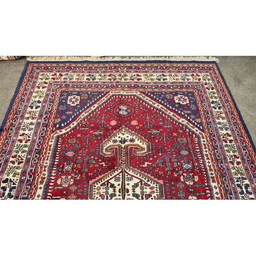 451 - Star lot A really beautiful handwoven Indian wool rug. A super impressive room rug with red and blue... 