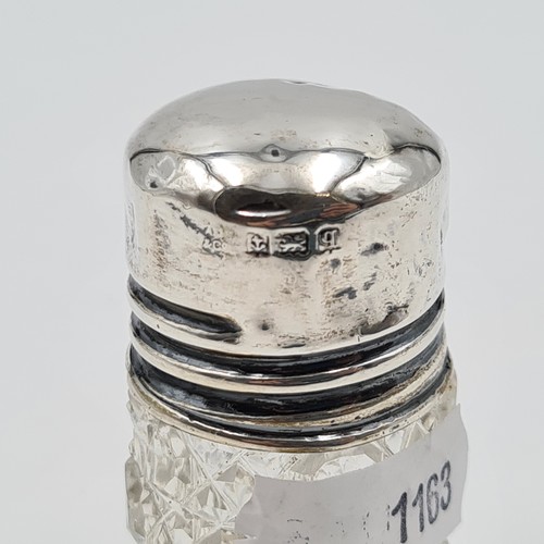 21 - A sterling silver antique smelling salts cut glass bottle. This example features a screw twist sterl... 