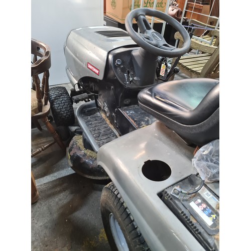 524 - Star Lot : A Craftsman ride-on tractor lawn mower (Model LT2000). With a Briggs & Stratton gas engin... 