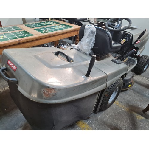 524 - Star Lot : A Craftsman ride-on tractor lawn mower (Model LT2000). With a Briggs & Stratton gas engin... 