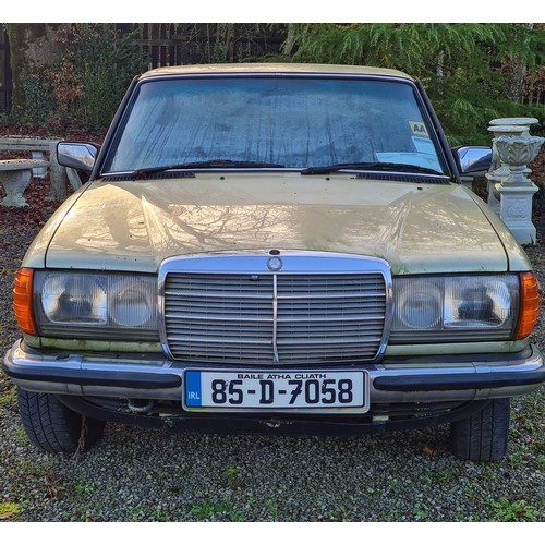 264 - Star Vehicle Lot : Mercedes 280 E 1985, gold 4 door sedan. 180,254 miles. Runs and drives with new b... 