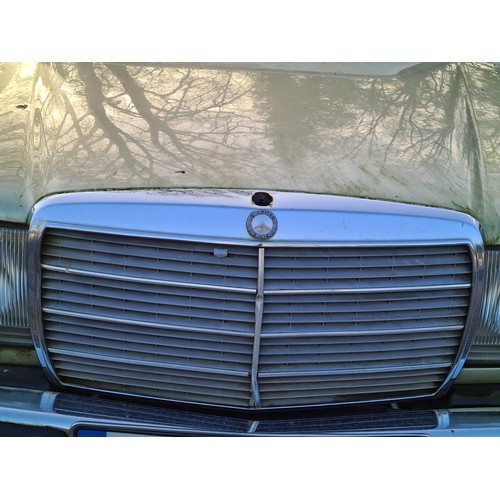 264 - Star Vehicle Lot : Mercedes 280 E 1985, gold 4 door sedan. 180,254 miles. Runs and drives with new b... 