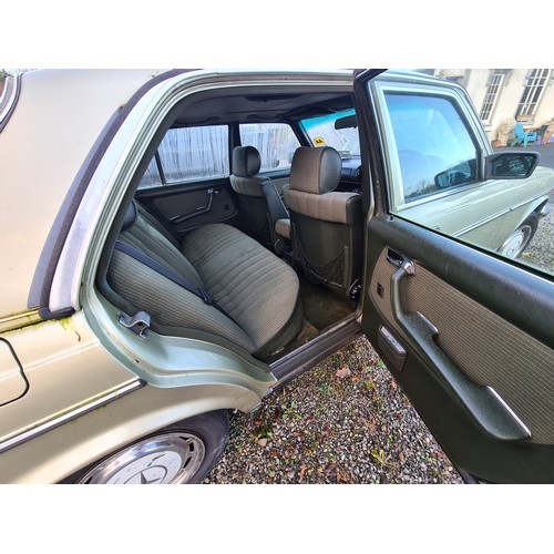 264 - Star Vehicle Lot : Mercedes 280 E 1985, gold 4 door sedan. 180,254 miles. Runs and drives with new b... 