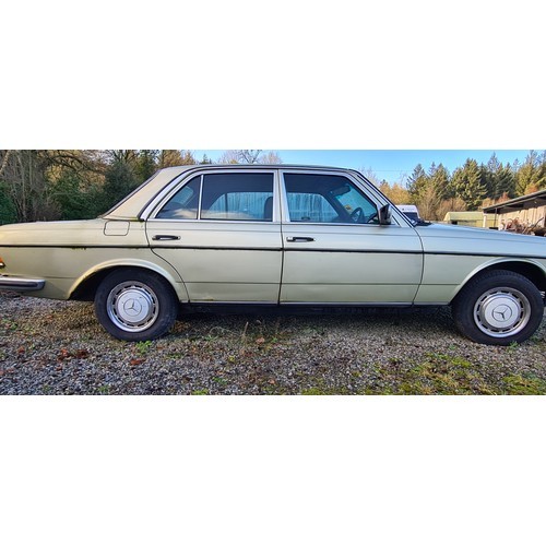 264 - Star Vehicle Lot : Mercedes 280 E 1985, gold 4 door sedan. 180,254 miles. Runs and drives with new b... 