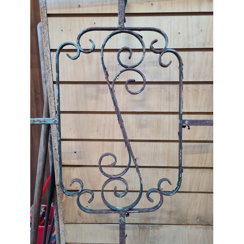 434 - A very attractive antique wrought iron garden gate with a beautifully curved open-work frame. Includ... 