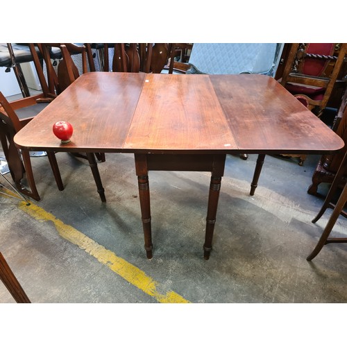 461 - A lovely Edwardian mahogany dropleaf table. A well made example with lightly turned legs. Featuring ... 