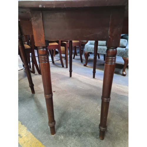 461 - A lovely Edwardian mahogany dropleaf table. A well made example with lightly turned legs. Featuring ... 