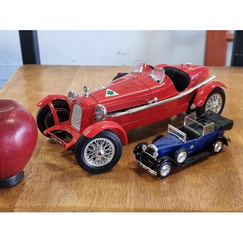 637 - Two model cars including an Alfa 2300 Monza (1934) by Bburago in the scale 1/18. Along with a Fiat 5... 